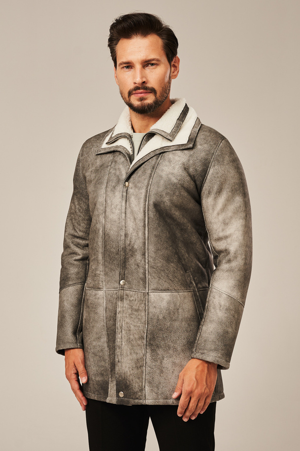 Tikras vyriškas avikailio paltas žiemai – išskirtinis modelis žemiau klubų