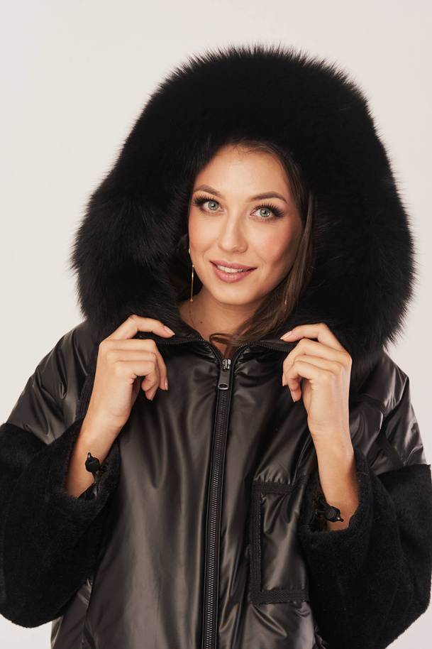 Juoda moteriška pūkinė striukė oversize su lapės kailiu
