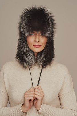 Moteriška žieminė ausinė kepurė su sidabriniu lapių kailiu