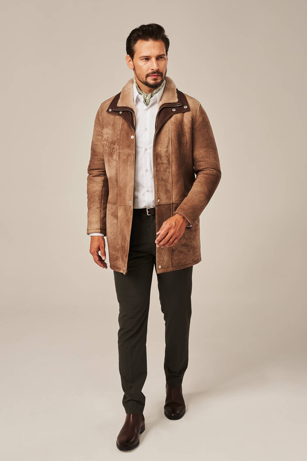 Natūralus vyriškas avikailio paltas – elegantiškas rudos spalvos, klasikinio stiliaus