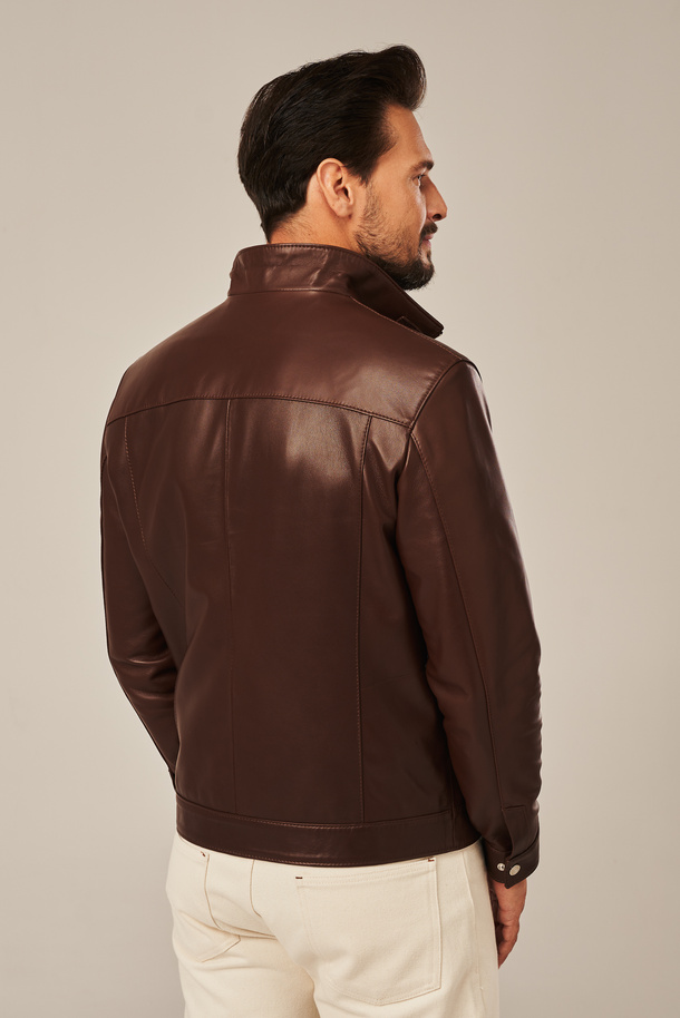 Vyriška odinė striukė su stovimu apykakle, rudos spalvos