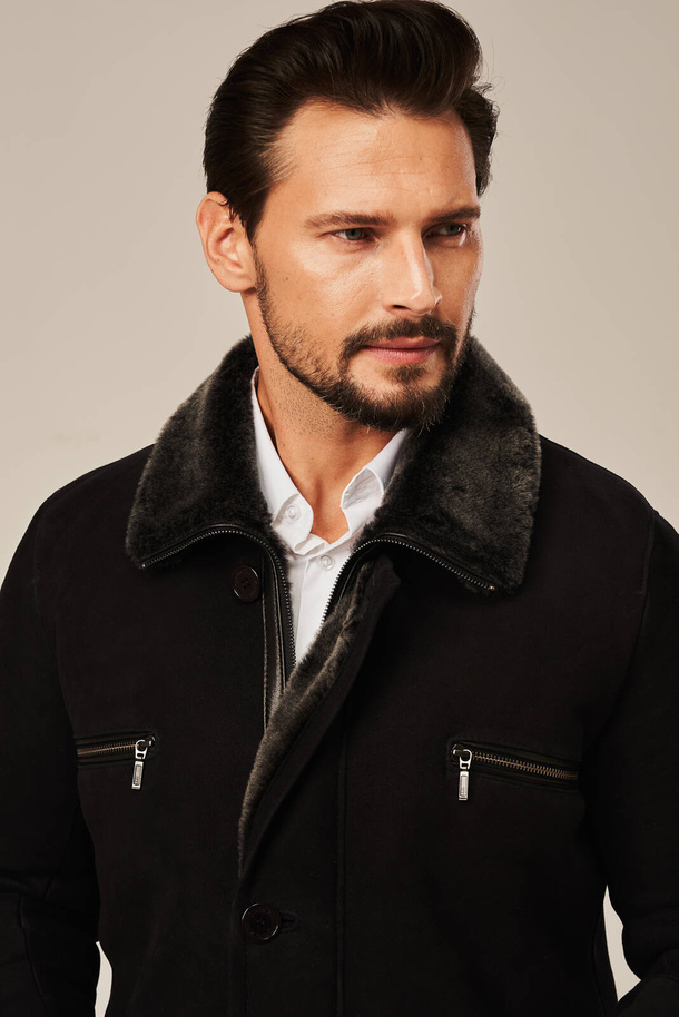 Vyriškas ilgas natūralaus avikailio paltas – šiltas ir stilingas žieminis modelis