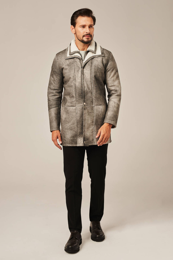 Tikras vyriškas avikailio paltas žiemai – išskirtinis modelis žemiau klubų