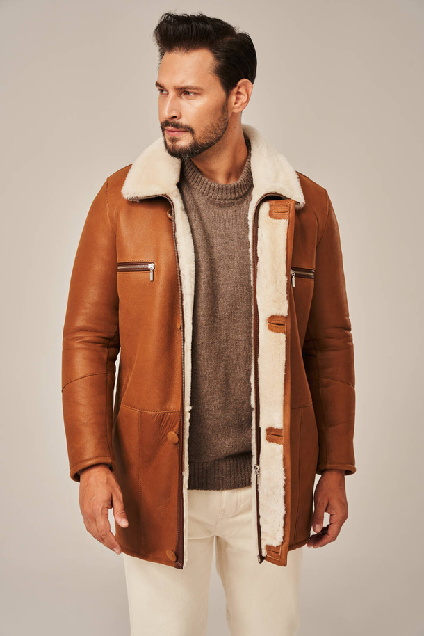 Ilgas vyriškas avikailio paltas žiemai – rudos spalvos, iš natūralios odos su avikailio kailiu