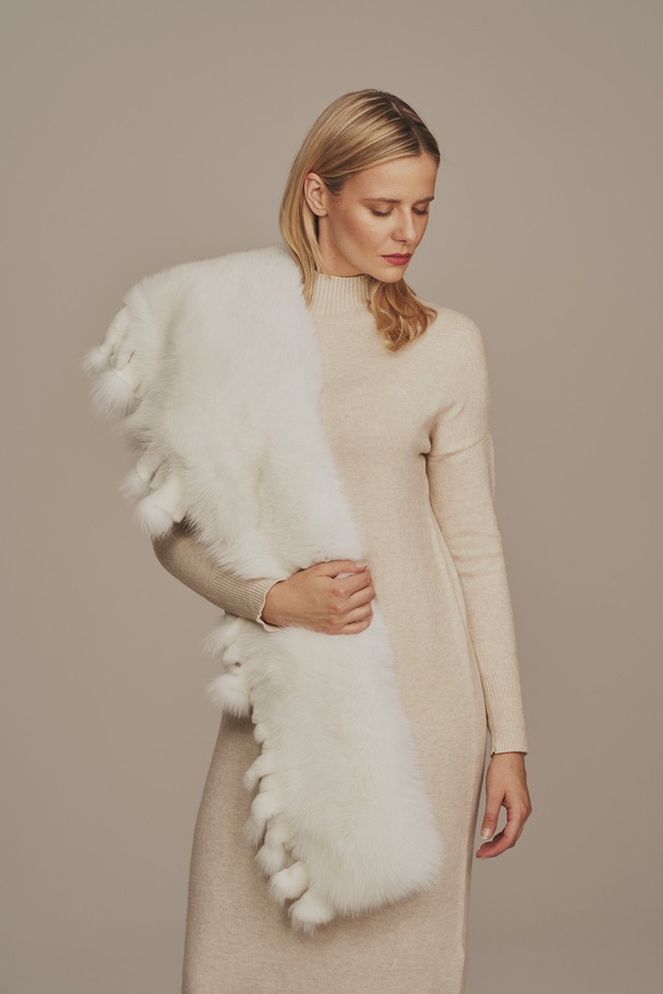 Natūralios baltos lapės kailio apykaklė – prabangus aksesuaras pavasariui ir rudeniui Lietuvoje