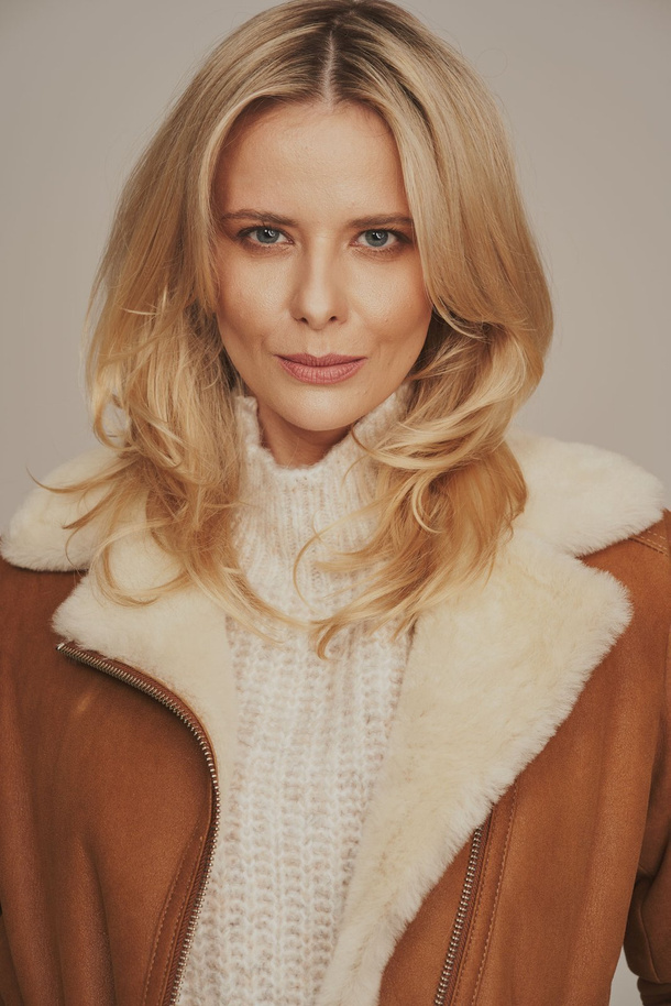 Aviatoriaus stiliaus moteriška žieminė striukė iš natūralios avikailio odos