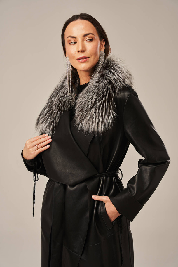 Juodos spalvos moteriškas odinis paltas su natūralios lapės kailio apykakle – elegancija ir komfortas