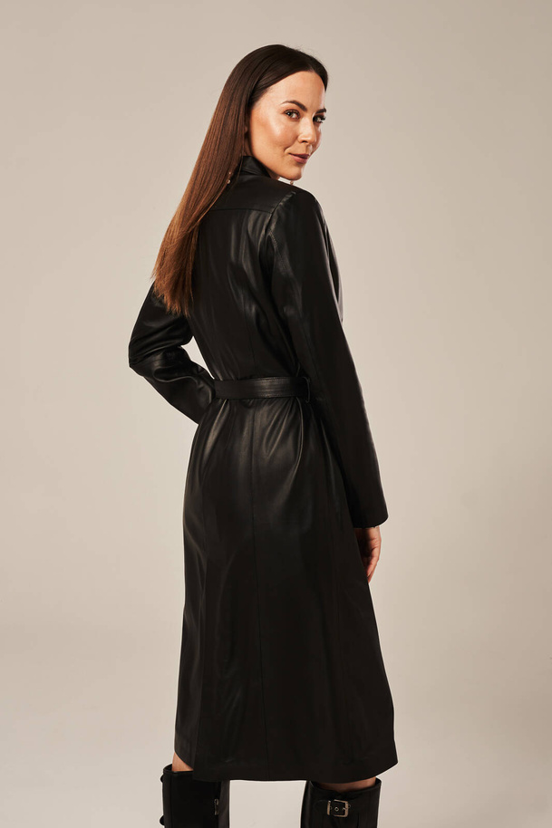 Klasikinis juodos spalvos moteriškas odinis paltas – ilgas paltas iš natūralios avikailio odos