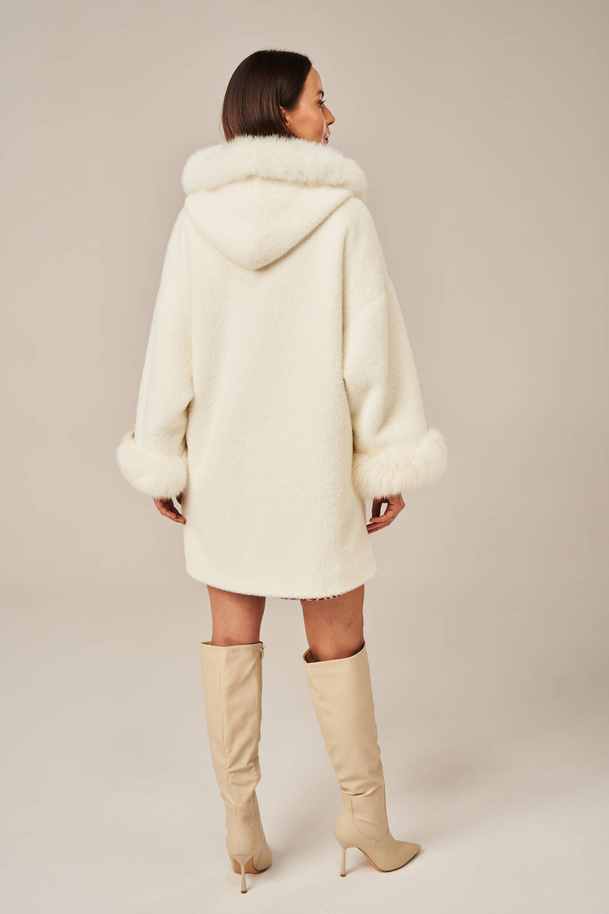 Šviesus kreminis moteriškas paltas su gobtuvu, natūraliu lapių kailiu ir odinėmis detalėmis