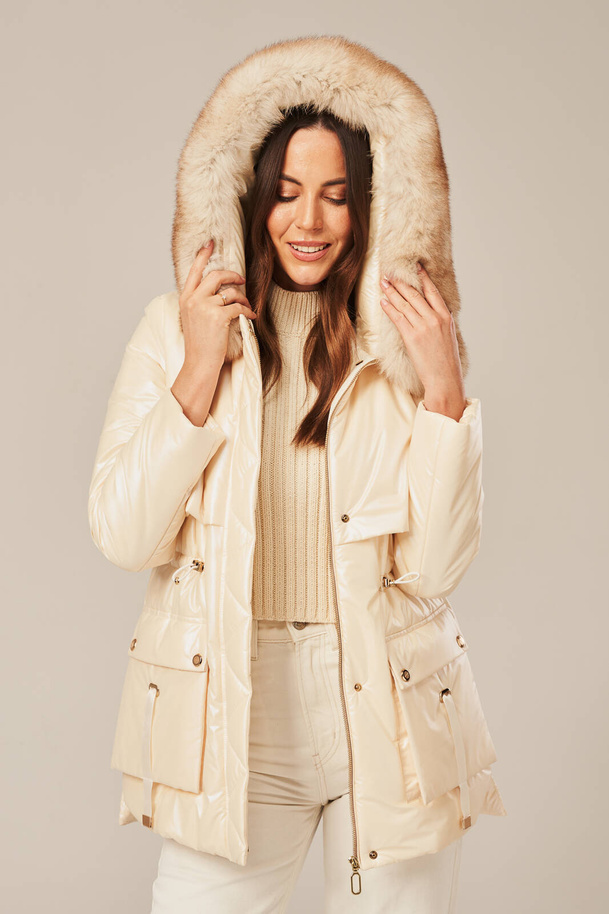 Moteriška smėlio spalvos lapės kailio pūkinė striukė