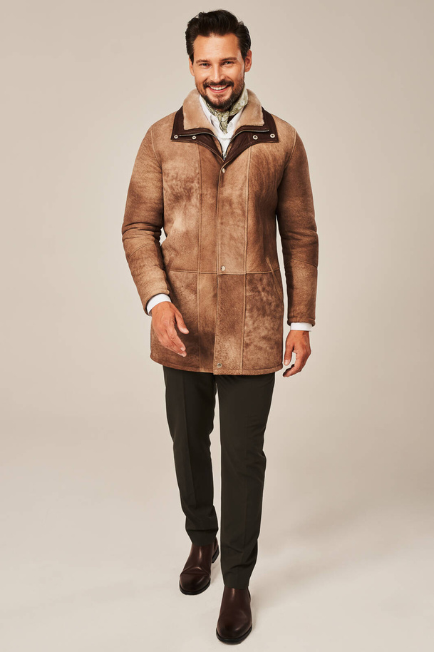 Natūralus vyriškas avikailio paltas – elegantiškas rudos spalvos, klasikinio stiliaus