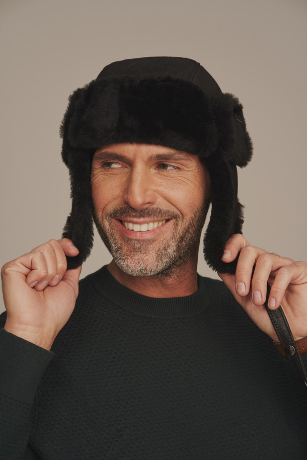 Vyriška aviatoriaus kepurė iš natūralios avikailio odos – juoda spalva | Odinė žieminė kepurė vyrams