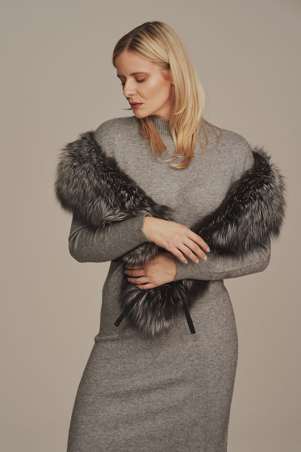 Prabangus natūralaus sidabrinės lapės kailio apykaklė – stilingas pasirinkimas rudeniui ir žiemai Lietuvoje