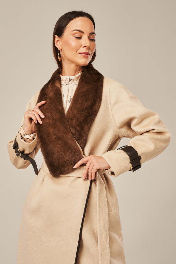 Moteriškas vilnonis rudeninis paltas su natūraliu norkės kailiu ir odinėmis detalėmis – šiltas alpaka vilnos paltas