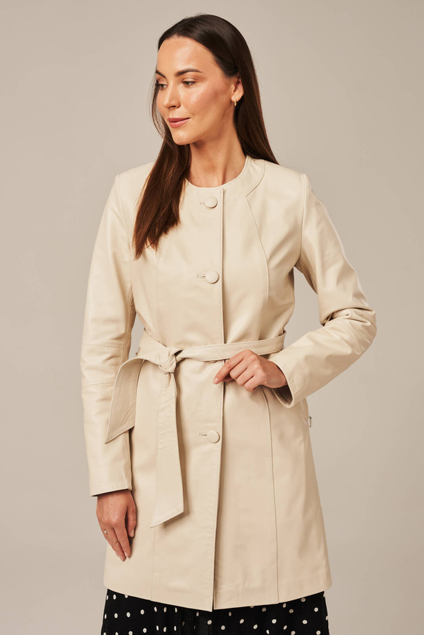 Natūralios odos moteriškas paltas , smėlio spalvos – stilingas ir universalus