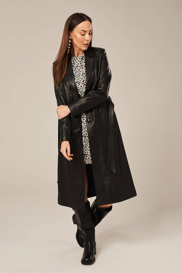 Klasikinis juodos spalvos moteriškas odinis paltas – ilgas paltas iš natūralios avikailio odos