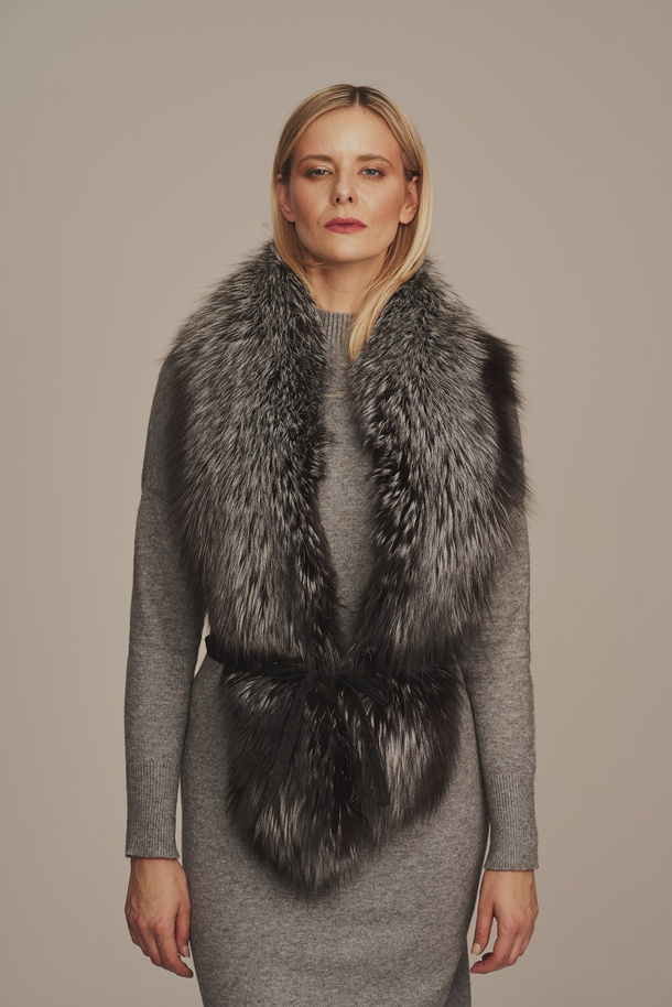 Prabangus natūralaus sidabrinės lapės kailio apykaklė – stilingas pasirinkimas rudeniui ir žiemai Lietuvoje