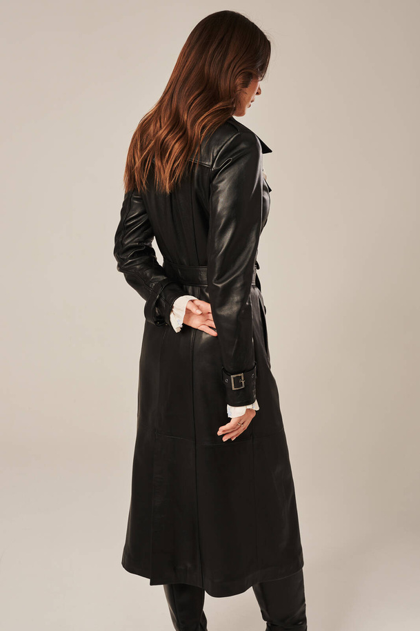 Ilgas moteriškas trenčas iš natūralios juodos odos – klasikinė elegancija pavasariui ir rudeniui