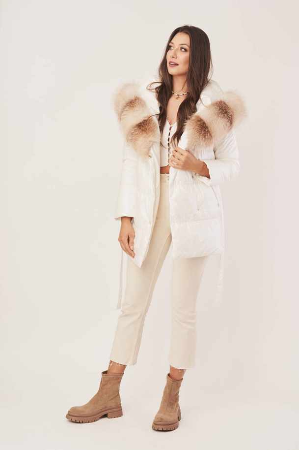 Šviesiai smėlio spalvos moteriška pūkinė striukė su lapės kailio apdaila