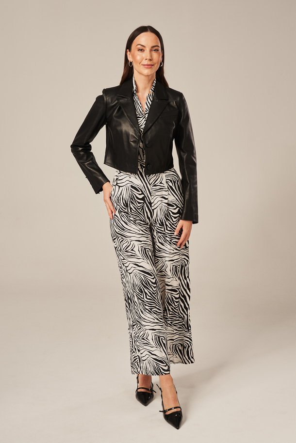 Juoda trumpa natūralios odos striukė moterims – elegancija