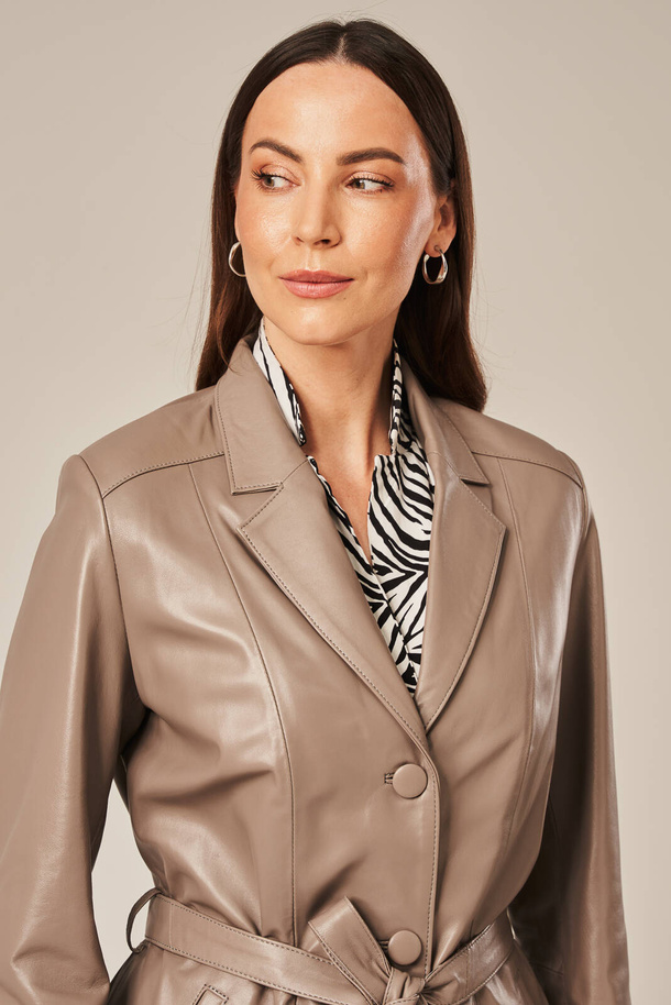 Ilgas natūralios odos moteriškas paltas cappuccino spalvos – elegancija pavasariui ir rudeniui