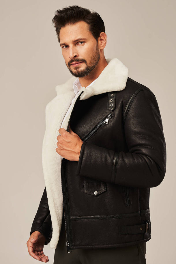 Juodas vyriškas avikailio paltas – aviatoriaus stiliaus