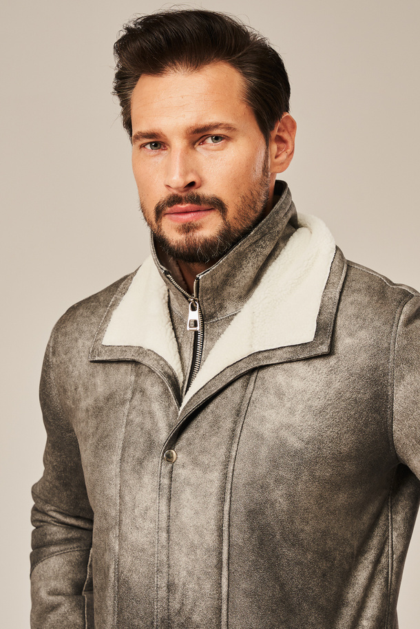 Tikras vyriškas avikailio paltas žiemai – išskirtinis modelis žemiau klubų