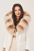 Šviesiai smėlio spalvos moteriška pūkinė striukė su lapės kailio apdaila