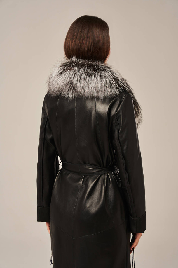 Juodos spalvos moteriškas odinis paltas su natūralios lapės kailio apykakle – elegancija ir komfortas
