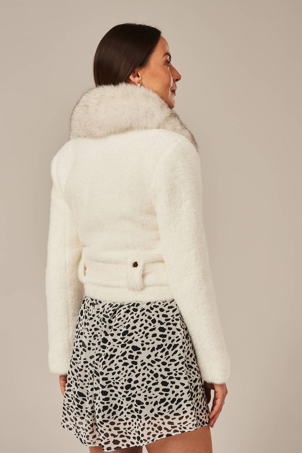 Trumpa moteriška šviesiai kremine striukė su natūralaus lapių kailio apdaila