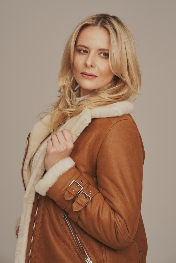 Aviatoriaus stiliaus moteriška žieminė striukė iš natūralios avikailio odos
