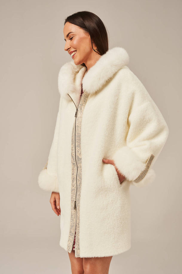 Šviesus kreminis moteriškas paltas su gobtuvu, natūraliu lapių kailiu ir odinėmis detalėmis