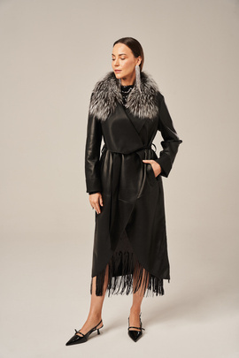 Juodos spalvos moteriškas odinis paltas su natūralios lapės kailio apykakle – elegancija ir komfortas