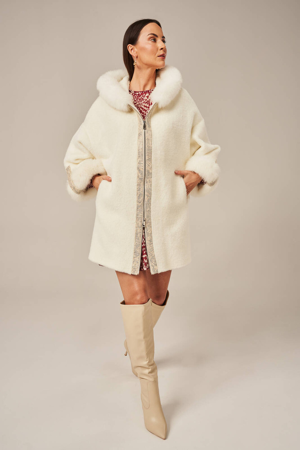Šviesus kreminis moteriškas paltas su gobtuvu, natūraliu lapių kailiu ir odinėmis detalėmis