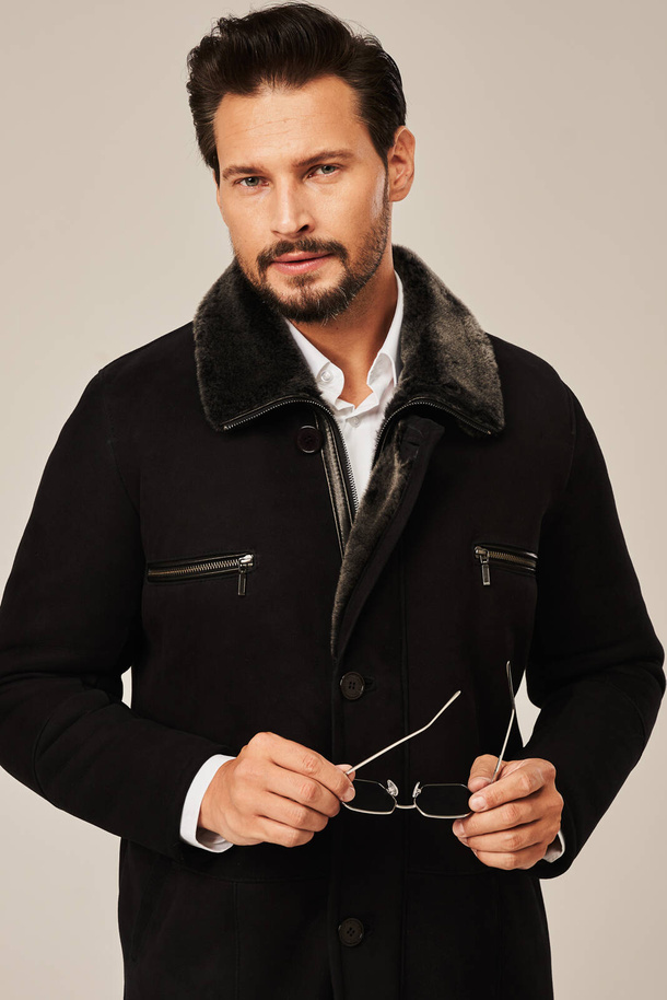 Vyriškas ilgas natūralaus avikailio paltas – šiltas ir stilingas žieminis modelis