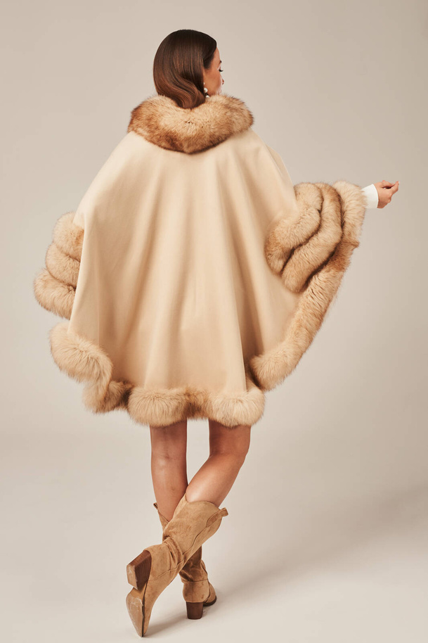 Moteriškas smėlio spalvos pončas su natūralaus lisko kailiu