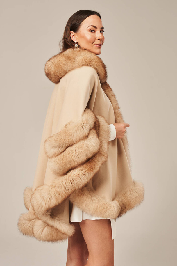 Moteriškas smėlio spalvos pončas su natūralaus lisko kailiu