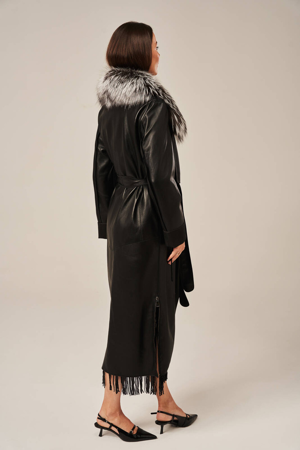 Juodos spalvos moteriškas odinis paltas su natūralios lapės kailio apykakle – elegancija ir komfortas