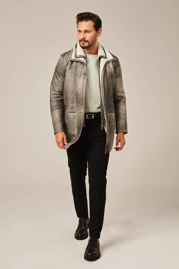 Tikras vyriškas avikailio paltas žiemai – išskirtinis modelis žemiau klubų