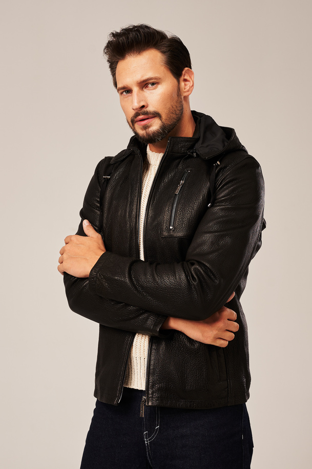 Trumpa vyriška juoda odinė striukė su gobtuvu