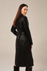 Klasikinis juodos spalvos moteriškas odinis paltas – ilgas paltas iš natūralios avikailio odos