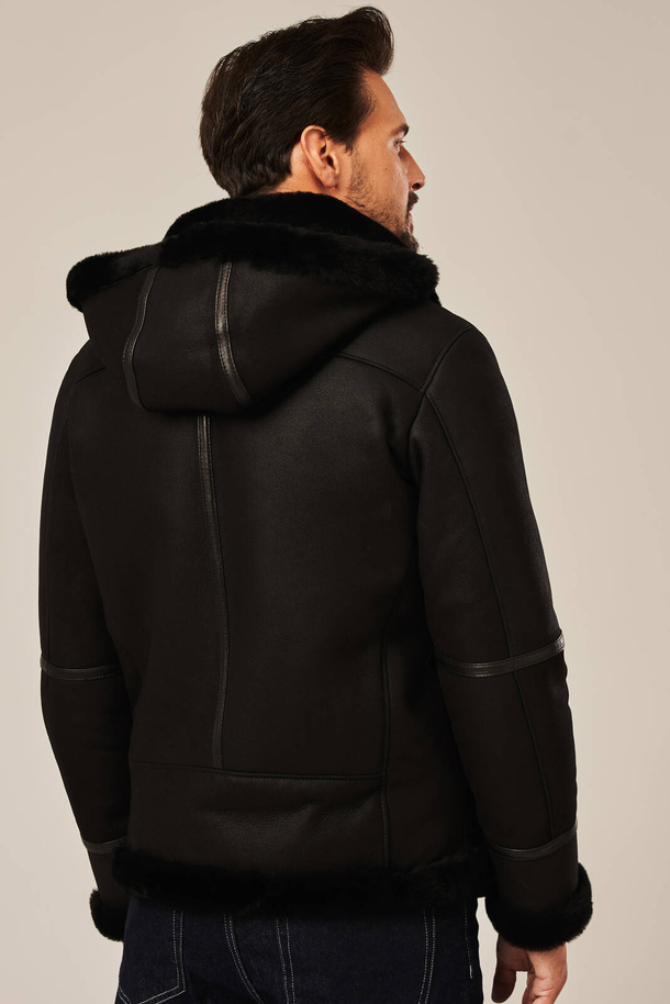 Juoda natūrali vyriška avikailio striukė su kapišonu