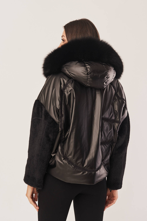 Juoda moteriška pūkinė striukė oversize su lapės kailiu