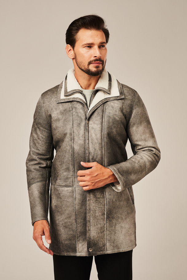 Tikras vyriškas avikailio paltas žiemai – išskirtinis modelis žemiau klubų