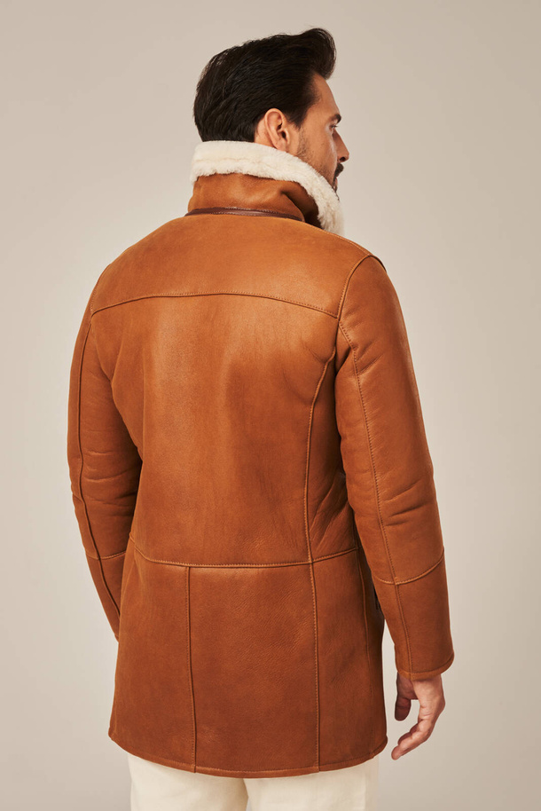 Ilgas vyriškas avikailio paltas žiemai – rudos spalvos, iš natūralios odos su avikailio kailiu