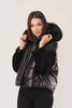 Juoda moteriška pūkinė striukė oversize su lapės kailiu
