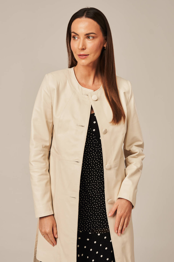 Natūralios odos moteriškas paltas , smėlio spalvos – stilingas ir universalus