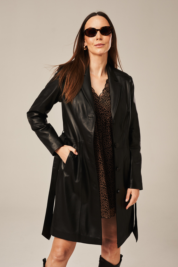 Klasikinis juodas moteriškas odinis paltas – natūrali avikailio oda