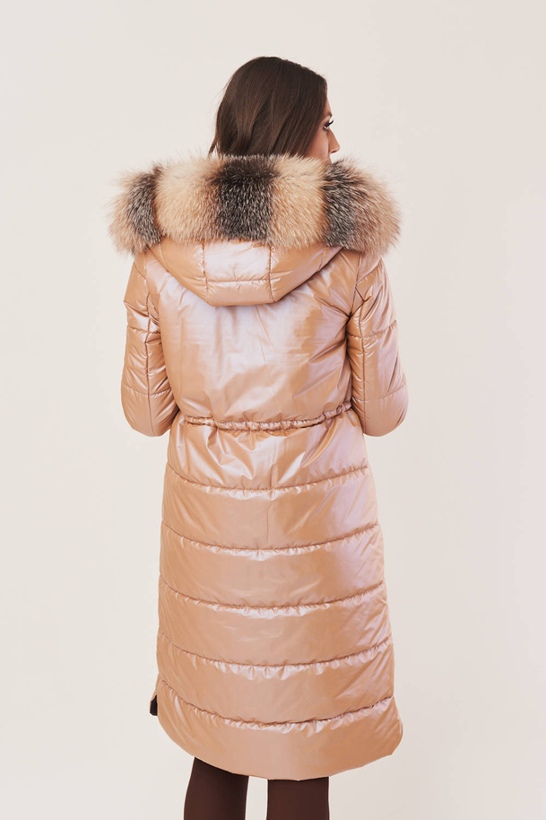 Pūkinis moteriškas paltas su kailiu - šiltas ir elegantiškas sprendimas žiemai