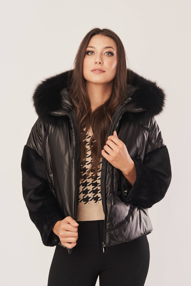 Juoda moteriška pūkinė striukė oversize su lapės kailiu